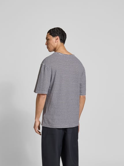Męskimodel nosi Regular Fit T-Shirt aus Leinen-Mix von Officine Générale, mieszanka lnu i bawełny, okrągły dekolt, rękaw o dł. 1/2, długość tyłu w rozmiarze M: 75 cm, widok całej sylwetki z tyłu