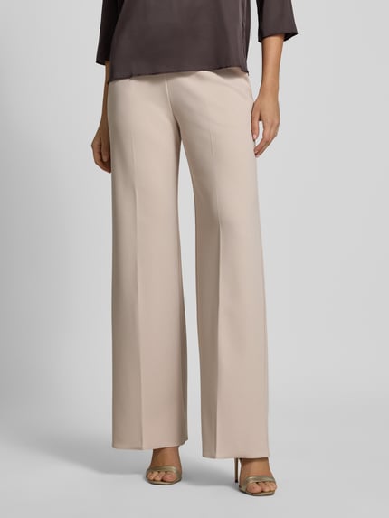 Vrouwenmodel draagt Straight Fit stoffen broek met persplooien van Rinascimento, materiaalmix met stretch, steekzakken, bandwijdte maat S 37 cm, binnenbeenlengte maat S 82 cm, voorkant detailopname.