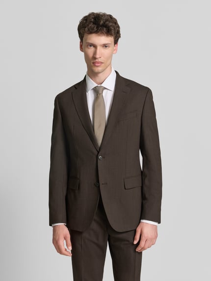 Männermodel trägt Slim Fit Anzug mit Schurwoll-Anteil Modell 'HUGE' von BOSS, Braun mit Optik:Allover-Muster, Ganzkörperansicht von vorne.