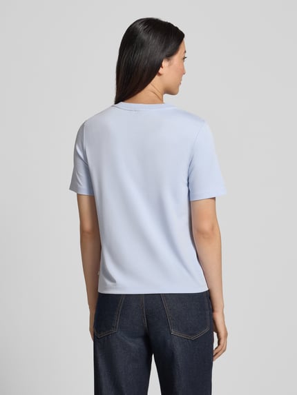 Kobiece modelka nosi Regular Fit T-Shirts aus Modal-Mix od Tom Tailor Denim, damski t-shirt, jasnoniebieski, gładka tekstura, Ganzkörperansicht Rückansicht