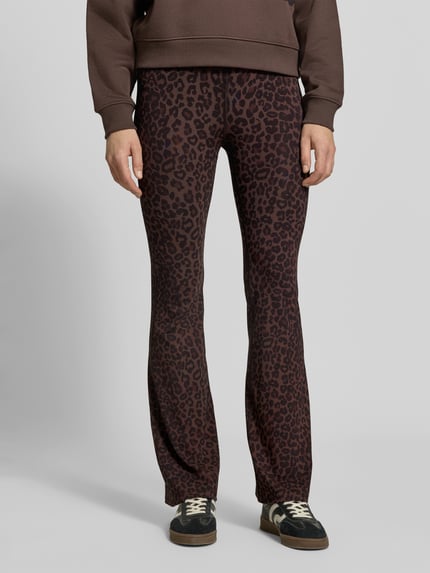 Frauenmodel trägt Leggings aus Viskose-Mix von Lala Berlin im Flared Fit mit elastischem Bund und Label-Print, braunes Leopardenmuster, Ganzkörperansicht von vorne.
