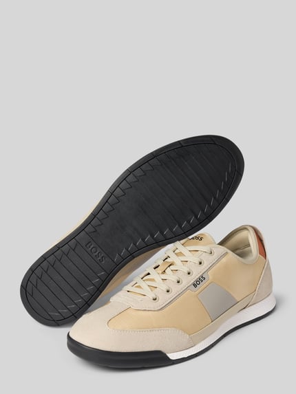 Produktfoto, Low Top Sneaker mit Velours-Optik-Applikationen Modell 'NITAN' von BOSS, unifarben, abgerundete Spitze, flache Sohle, Label Print.