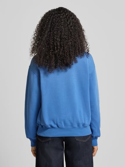 Vrouwenmodel draagt Sweatshirt met Label-Stitching van Polo Ralph Lauren in blauw, katoenmix, los model, ribboorden, ronde hals, Ganzkörperansicht Rückansicht.