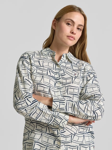 Kobieta modelka nosi Relaxed Fit Langarmbluse aus reinem Leinen od Tommy Hilfiger, len, wzór allover, logo, kołnierzyk koszulowy, zbliżenie na górną część ciała.