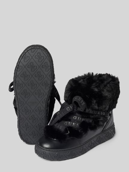 Produktfoto, schwarze Damen Schnürschuhe mit Kunstfellbesatz, abgerundete Passform, Logo-Detail, profilierte Sohle, Modell 'Uneek' von Guess, Absatzhöhe 4 cm, Schafthöhe 14 cm, Schaftweite 14 cm.