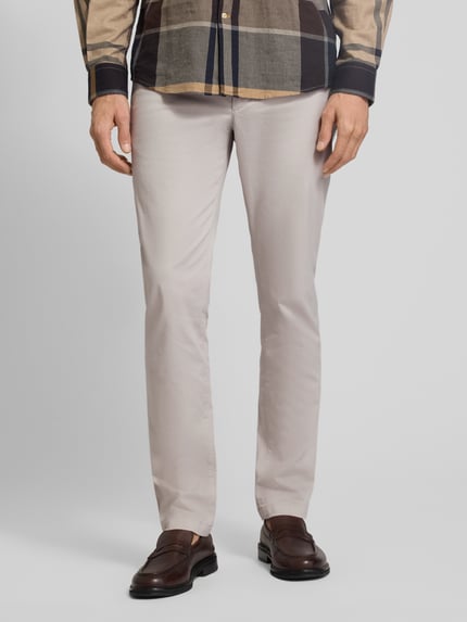 Männermodel draagt Regular Fit Chino uit katoenmix Model 'Denton' van Tommy Hilfiger, all-over motief, met riemlussen, steekzakken, knoop- en ritssluiting, kleur lichtbeige, mix van katoen, voorkant, Nahaufnahme onderlichaam.