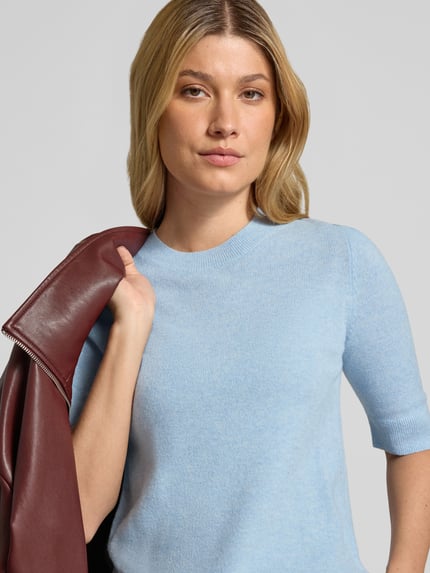 Frauenmodel trägt Strickpullover mit 1/2-Arm und Rundhalsausschnitt von Christian Berg Woman in Hellblau, reine Baumwolle, Slim Fit, Nahaufnahme Oberkörper.