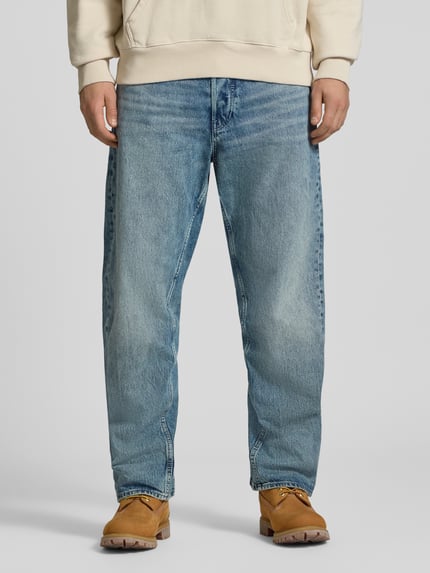 Męski model nosi Loose Fit Jeans aus reiner Baumwolle Modell 'G-Star Arc 3D Loose' od G-Star RAW, jasnoniebieski denim, Ganzkörperansicht von vorne.