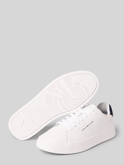 Produktfoto, Low Top Sneaker aus echtem Leder Modell 'TH COURT' von Tommy Hilfiger in Unifarbe, flache Sohle, abgerundete Spitze, dezente Label-Prägung und strukturierte Sohle, Kontrastdetails und Schnürung, Herrenmodell