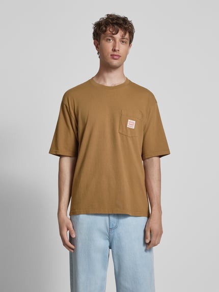 Levi's® T-shirt z kieszenią na piersi Koniakowy 4