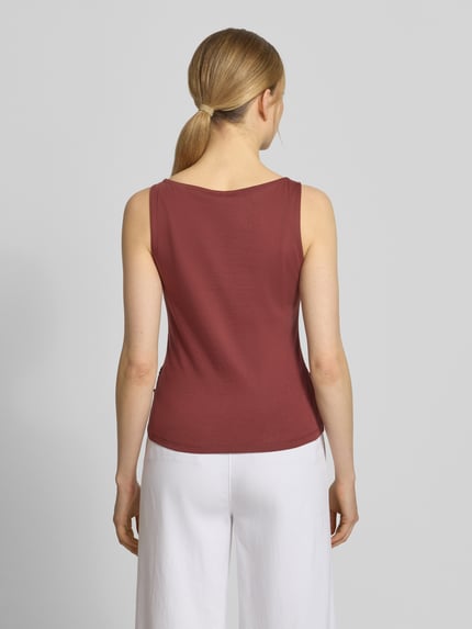 Frauenmodel trägt Regular Fit Top mit Baumwoll-Anteil Modell 'VIVIAN' von Vero Moda in Optik: Unifarben, Materialverarbeitung: Jersey, Ganzkörperansicht Rückansicht.