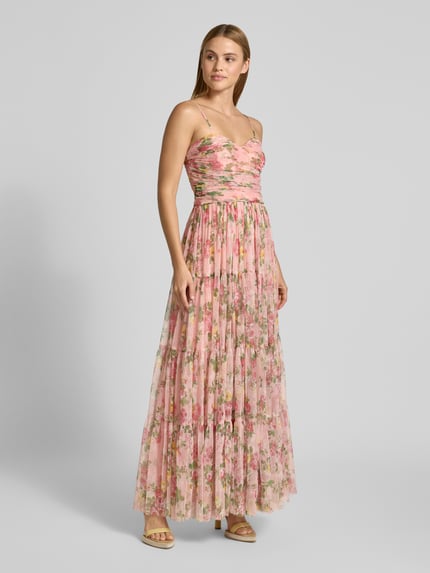 Frauenmodel trägt Midikleid mit floralem Allover-Print von LACE & BEADS mit Spaghettiträgern, Taillierter Passform, Raffung, blickdichtem Unterrock, Farbverlauf in Rosa und Grün, Rückenlänge bei Größe S 128 cm, Brustweite 32 cm, Ganzkörperansicht von vorne.