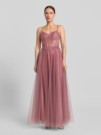 Frauenmodel trägt Maxikleid mit Stitchings und Pailetten von Laona aus rosafarbenem Tüll, A-Linie, Spaghettiträger, Ganzkörperansicht von vorne. Rückenlänge bei Größe 36: 122 cm, Brustweite 35 cm.