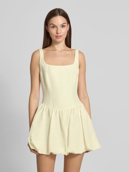 Frauenmodel trägt Cocktailkleid aus Leinen-Mix mit Smok-Details Modell 'Heidi' von Forever New in hellem Gelb, ausgestellter Schnitt, Minikleid, Rundhalsausschnitt, Rückseite mit Smok-Details, glatte Textur, Ganzkörperansicht von vorne. Damen Cocktailkleid, Rückenlänge 56 cm, Brustweite 38 cm, Leinen-Viskose-Mix.