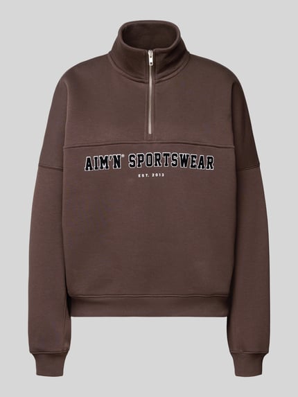 Produktfoto, braunes Sweatshirt mit Stehkragen und Reißverschluss von aim'n, Baumwoll-Mix, Relaxed Fit, Label-Print auf der Vorderseite