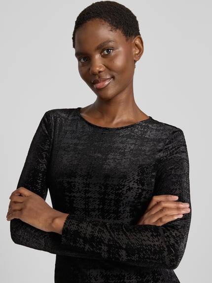 Vrouwenmodel draagt shirt met lange mouwen met structuurpatroon van Christian Berg Woman, Materiaalmix met stretch, getailleerd, ronde hals, Ruglengte bij maat S 60 cm, Nahaufnahme Oberkörper