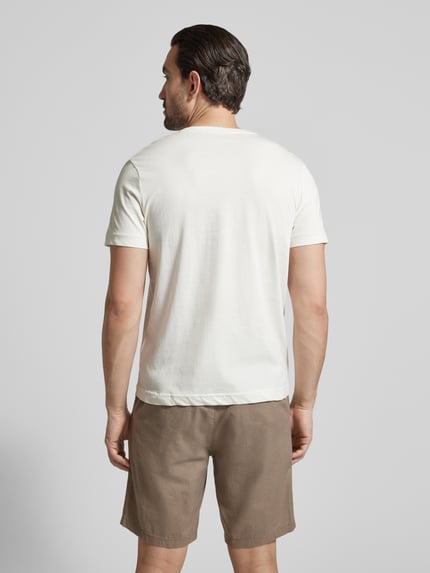 Męski model nosi Regular Fit T-Shirt aus reiner Baumwolle von Tom Tailor, efekt: jednolity kolor, wyhaftowane logo, dekolt w serek, krótki rękaw, wykończenie materiału: dżersej, bawełna, Ganzkörperansicht Rückansicht.