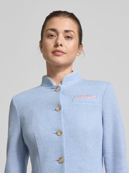 Frauenmodel trägt Slim Fit Blazer mit Stehkragen und aufgesetzten Taschen von WHITE LABEL, hellblau, strukturierte Oberfläche, Nahaufnahme Oberkörper, Material-Mix mit Viskose-Anteil, Knopfleiste, schlichte Farben.