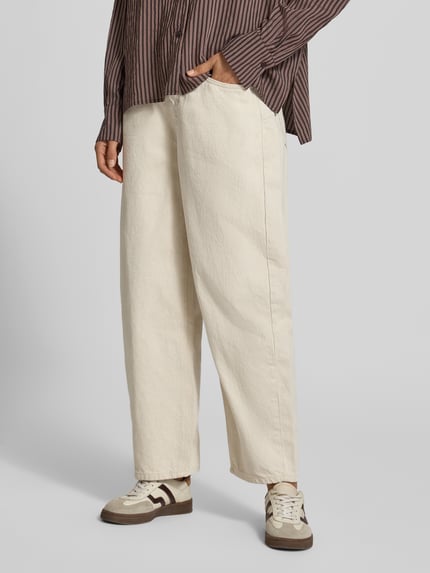 Frauenmodel trägt Regular Fit Barrel Jeans mit Bundfalte von OPUS in Creme, strukturierter Denim, 7/8-Länge, 5-Pocket, Ganzkörperansicht von vorne.