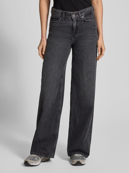 Frauenmodel trägt Wide Leg Jeans Modell 'FLUNG' von Drykorn aus Baumwoll-Lyocell-Mix in dunklem Grau mit Eingrifftaschen, Ganzkörperansicht von vorne. Bundweite 41 cm, Innenbeinlänge 82 cm bei Größe 27/34.