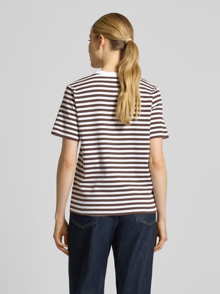 Frauenmodel trägt T-Shirt im Allover-Look mit Rundhalsausschnitt von comma, braun-weiß gestreift, Regular Fit, Baumwoll-Elasthan-Mix, Ganzkörperansicht Rückansicht.