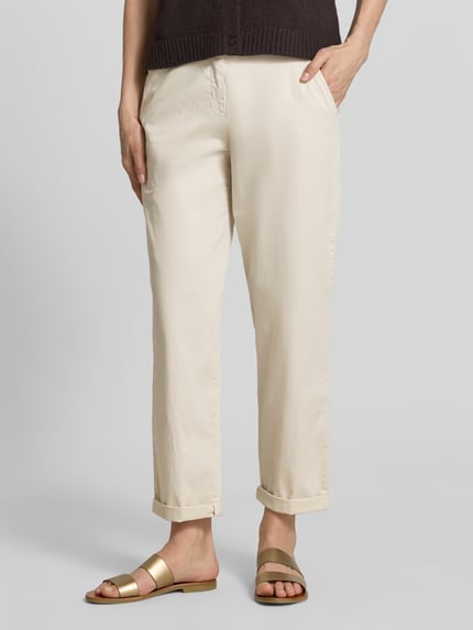Kobieta nosi Regular Fit Chino aus Baumwoll-Mix Modell 'CARRIE' od Raphaela By Brax, efekt: jednolity kolor, mieszanka bawełny, wpuszczane i tylne kieszenie, pasek damski, zapięcie na guzik i zamek błyskawiczny, szlufki, widok z przodu na całe ciało