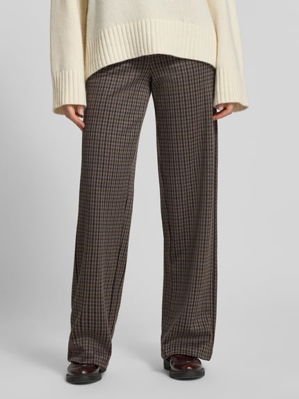 Frauenmodel trägt Regular Fit Stoffhose mit Bundfalten von Soyaconcept, kariertes Allover-Muster, Webware, seitliche Eingrifftaschen, Ganzkörperansicht von vorne.