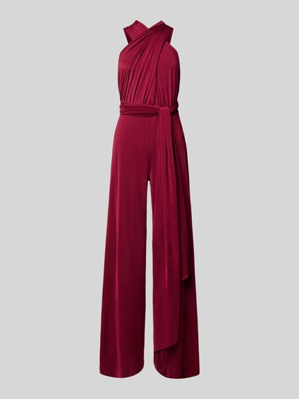 Produktfoto, Jumpsuit mit rückseitig gekreuzten Trägern von Rose Avenue in dunklem Rot, mit Raffungen, weitem Bein und Bindegürtel, Regular Fit, tiefer V-Ausschnitt, glatte Textur, Rückenlänge 120 cm, Brustweite 50 cm, Innenbeinlänge 92 cm.