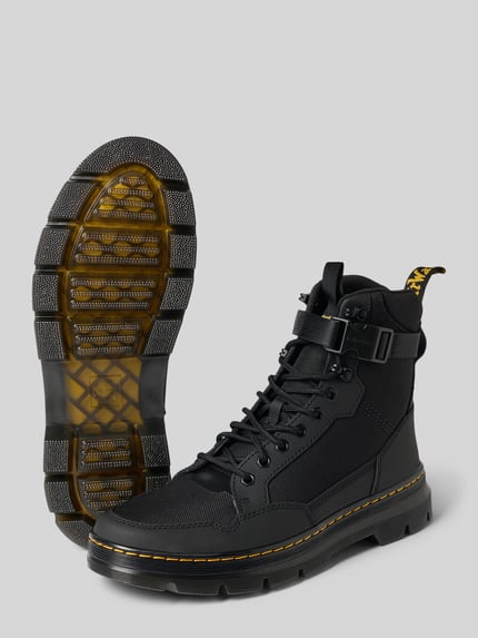 Produktfoto, czarne Boots aus Leder-Mix mit verstellbarer Schnalle von Dr. Martens, zaokrąglony krój, sznurowanie, label-patch, profilowana podeszwa, wysokość obcasa w rozmiarze 44: 5 cm, wysokość cholewki w rozmiarze 44: 14 cm, szerokość w rozmiarze 44: 8 cm.