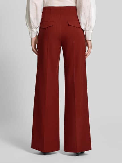 Frauenmodel trägt Weite Hose mit Bügelfalten von windsor. in Rot, Material-Mix mit Viskose-Anteil, Slim Fit, Ganzkörperansicht Rückansicht.