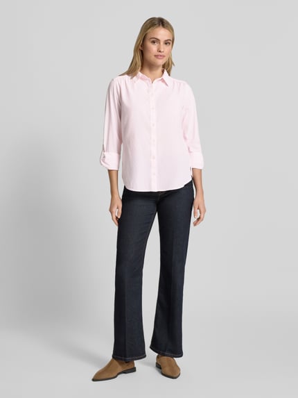 Frauenmodel trägt Regular Fit Hemdbluse aus reiner Baumwolle von Tom Tailor in Hellrosa zu dunkler Jeans, Ganzkörperansicht von vorne, Damen Hemdbluse von Tom Tailor