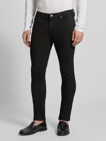 Männermodel trägt Slim Fit Jeans im 5-Pocket-Design Modell 'LUKE' von Lee in Schwarz, Baumwoll-Mix, körpernah, Ganzkörperansicht von vorne.