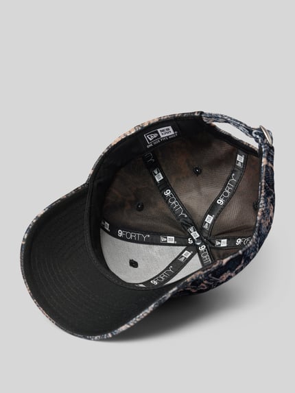 Produktfoto, Base Cap aus elastischem Material-Mix mit Motiv-Stitching von New Era, Animal-Print, Strapback, Innenansicht, dezente Schwarz-Grau-Töne und sichtbare Nähte
