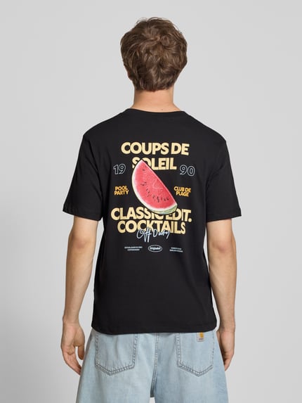 Männermodel trägt T-Shirt mit Logo-Print Modell 'RIVIERA VINTAGE POSTER' von JACK & JONES, schwarze Baumwolle, Rückseitendruck, Ganzkörperansicht Rückansicht.
