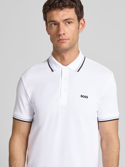Männermodel draagt Regular Fit Poloshirt met label-stitching model 'Paddy' van BOSS, witte katoen, polokraag, korte knoopsluiting, Nahaufnahme Oberkörper.