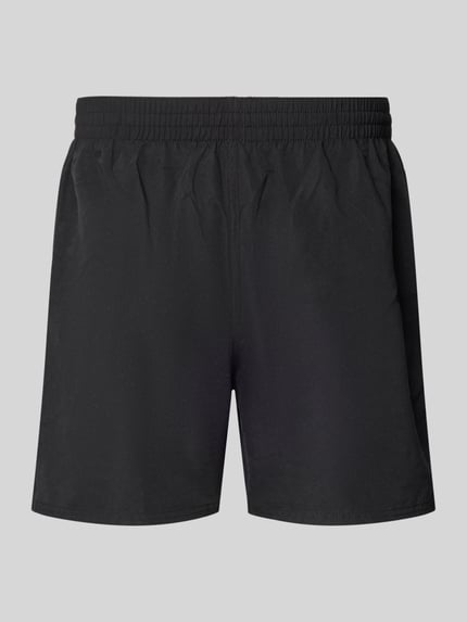 Produktfoto, czarne spodenki kąpielowe Badeshorts mit Logo-Stitching und Eingrifftaschen von Nike, krój relaxed fit, pas elastyczny, wyhaftowane logo, wpuszczane kieszenie