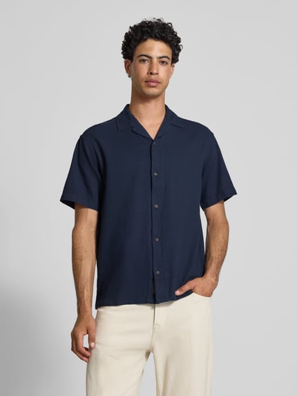 Männermodel trägt Regular Fit Freizeithemd mit Strukturmuster Modell 'Global' von Jack & Jones in Dunkelblau, Kurzarm, Nahaufnahme Oberkörper.