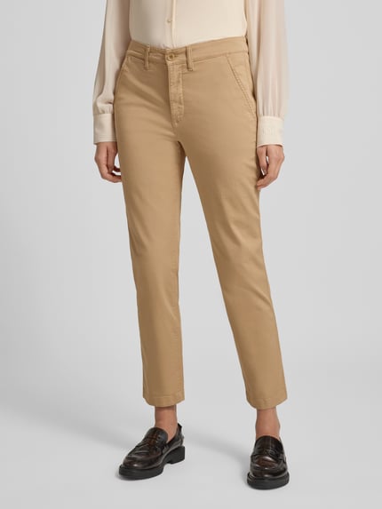Vrouwenmodel draagt Slim Fit broek in verkorte pasvorm Model 'GABBY' van Lauren Ralph Lauren, mix van katoen en elastaan, steekzakken, achterzakken, kleur beige, ganse lichaamsaanzicht van voren.