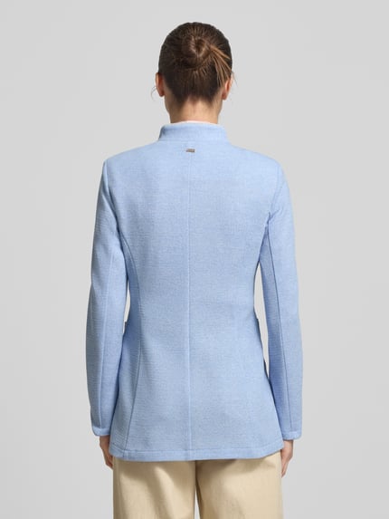 Frauenmodel trägt Slim Fit Blazer mit Stehkragen und aufgesetzten Taschen von WHITE LABEL in Hellblau, Material-Mix mit Viskose-Anteil, Ganzkörperansicht Rückansicht.