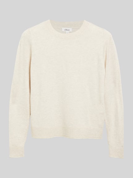 Produktfoto, Slim Fit Pullover aus Viskose-Mix von s.Oliver RED LABEL in Beige, glatte feine Textur, schlichte Form vor grauem Hintergrund