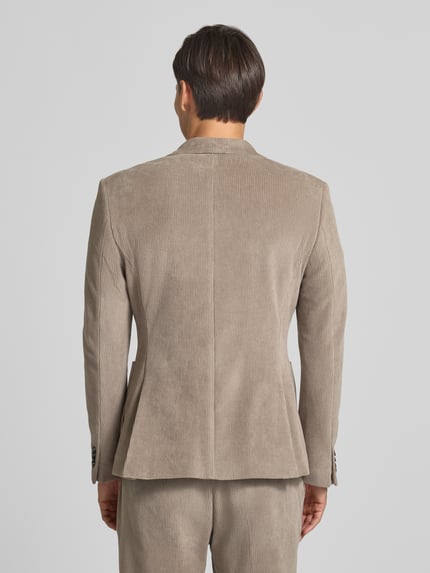 Männermodel trägt Slim Fit Sakko aus Baumwoll-Mix in Cord-Optik Modell 'Nick' von Zuitable, beige, feine Rippenstruktur, Ganzkörperansicht Rückansicht. Schulterbreite 45 cm, Rückenlänge 72 cm, Ärmellänge 67 cm, Reverskragen, Brust- und Aufgesetzte Taschen, 2-Knopfleiste.