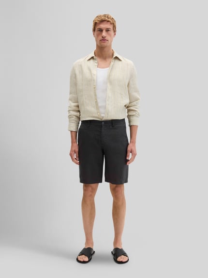 Męski model nosi Regular Fit Shorts aus reinem Leinen Modell 'RESO JOGGER' von Marc O'Polo, kolor jednolity, krój regular fit, wpuszczane kieszenie, kieszenie z wypustkami, zapięcie na guzik i zamek błyskawiczny, materiał: len, produkcja europejska, Ganzkörperansicht von vorne.