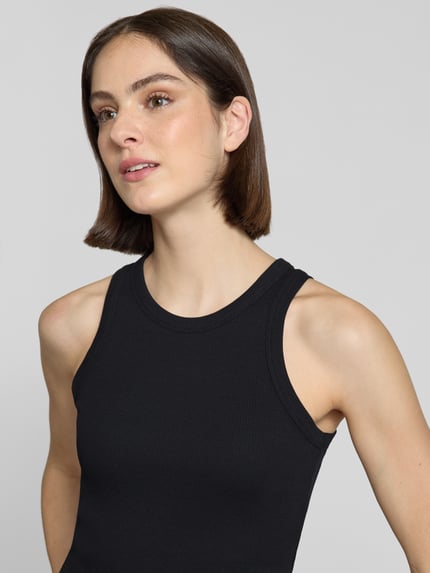 Vrouwenmodel draagt Slim Fit Tank Top uit katoenmix model 'KANITAA' van Armedangels, look: effen, fijnrib, u-hals, nahaufnahme bovenlichaam.