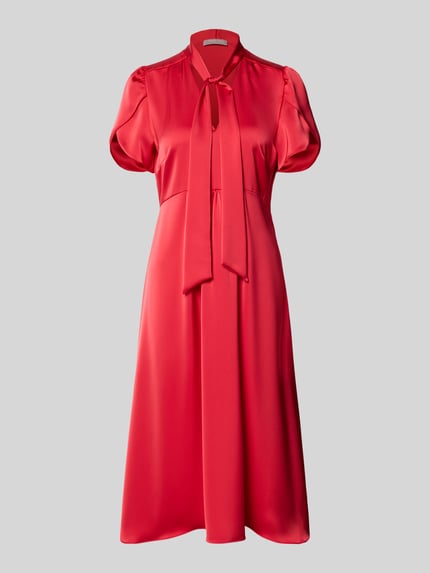 Produktfoto, Midikleid mit V-Ausschnitt und Schluppe von Christian Berg Woman Selection aus rotem Satin in A-Linie, glatte Struktur