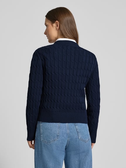 Frauenmodel trägt Slim Fit Strickpullover aus reiner Baumwolle von Tommy Hilfiger, dunkelblau, gestrickt, unifarben, gerippt, Ganzkörperansicht Rückansicht