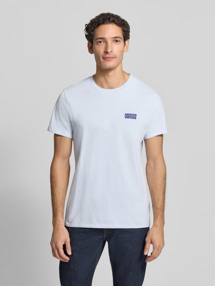 Männermodel trägt T-Shirt mit Logo und Rundhalsausschnitt Modell 'YKOBOW' von American Vintage aus reiner Baumwolle, Regular Fit, Ganzkörperansicht von vorne.