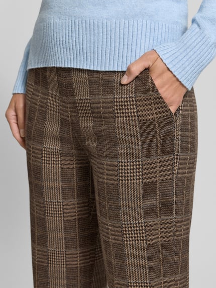 Frauenmodel trägt Business-Hose mit Glencheck-Muster von Raffaello Rossi, braun-beige Karomuster, strukturierte Textur, Nahaufnahme Oberkörper. Damen Gerade Hose von Raffaello Rossi.