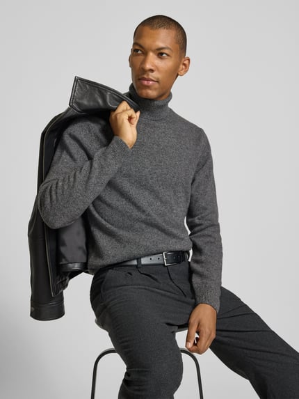 Männermodel trägt Slim Fit Rollkragenpullover aus Woll-Mix Modell 'Karl' von Casual Friday, gerippte Abschlüsse, Ganzkörperansicht von vorne.