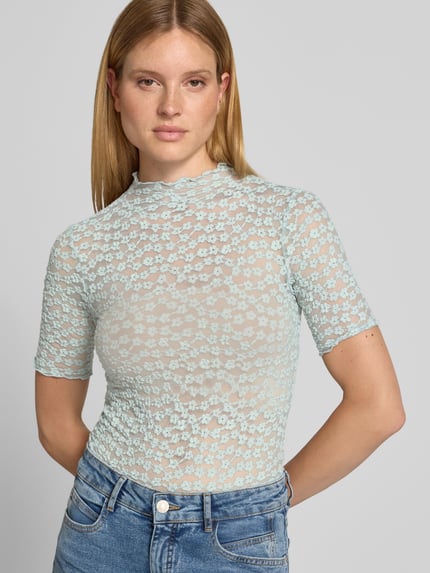 Frauenmodel trägt T-Shirt aus Spitze mit Stehkragen von Zero in Hellblau, Baumwoll-Mix mit Stretch, blumige Struktur, Slim Fit, Nahaufnahme Oberkörper.