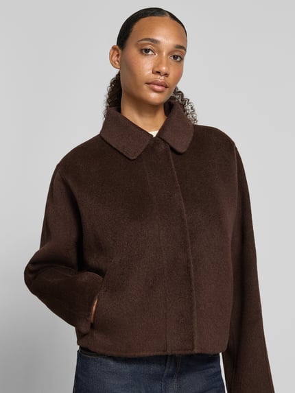 Frauenmodel trägt Regular Fit Hemdjacke aus Woll-Lyocell-Mix Modell Cafeta_DF von BOSS in dunkelbraun, strukturierte Oberfläche, Nahaufnahme Oberkörper. Damen Hemdjacke von BOSS